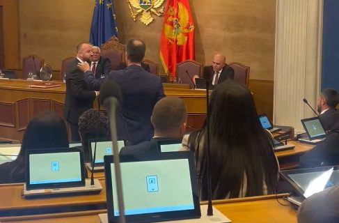 Haos u Skupštini Crne Gore: Nije održana sednica za smenu Mandića, opozicija besni i pominje "četnike"