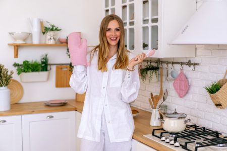 “Tradwife” trend: Idila na Instagramu ili poziv u pomoć? (VIDEO)