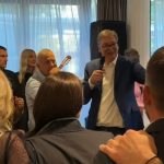 Emotivne scene iz Predsedništva: Vučić zapevao "A sad adio" sa saradnicima (VIDEO)