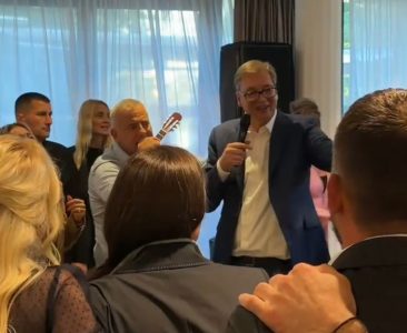 Emotivne scene iz Predsedništva: Vučić zapevao “A sad adio” sa saradnicima (VIDEO)