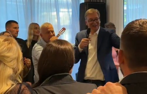 Emotivne scene iz Predsedništva: Vučić zapevao "A sad adio" sa saradnicima (VIDEO)