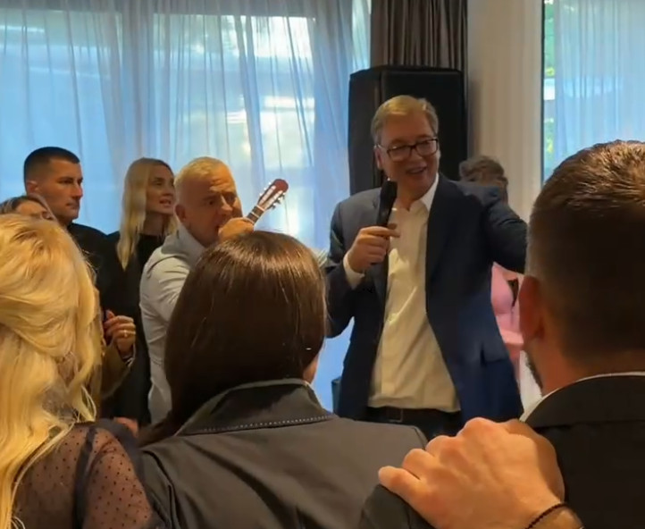Emotivne scene iz Predsedništva: Vučić zapevao “A sad adio” sa saradnicima (VIDEO)