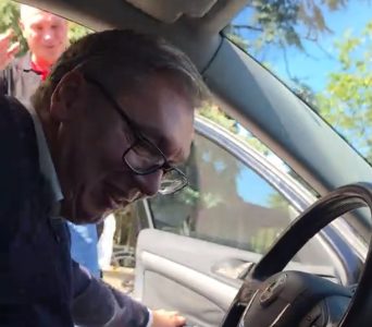 “Hvataju se za džepove”: Vučić o reakciji ljudi kada ga vide za volanom “škode” (VIDEO)