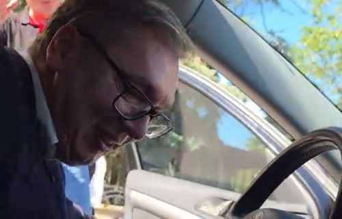 "Hvataju se za džepove": Vučić o reakciji ljudi kada ga vide za volanom "škode" (VIDEO)