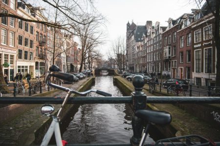 Amsterdam ponovo pripada plivačima: Hiljade ljudi skače u čuvene kanale (VIDEO)