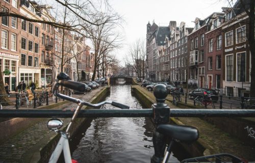 Amsterdam ponovo pripada plivačima: Hiljade ljudi skače u čuvene kanale (VIDEO)