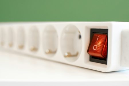 Vatrogasci stalno apeluju: Neki uređaji mogu da vam zapale dom ako su na produžnom, osigurač ne pomaže