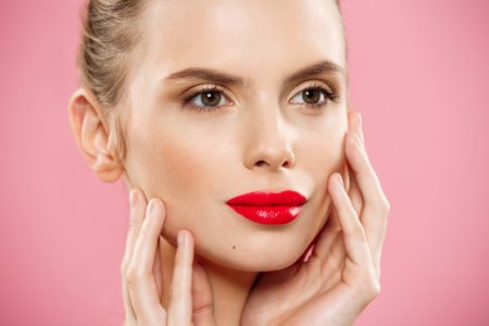 “Blurred skin” umesto staklenog sjaja: Zašto lice ponovo izgleda mekše, a ne potpuno matirano