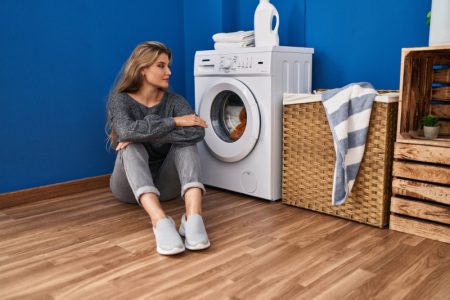 Veš-mašina “šeta” po kupatilu? Evo gde se krije problem i kako da ga rešite