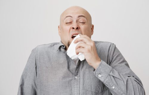 Zašto kijamo kada pogledamo u jako svetlo? Za ovu neobičnu reakciju krivi su nervi