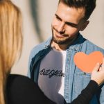 Zašto muškarci vole žene koje im ne pokazuju interesovanje odmah? Psihologija objašnjava moć neizvesnosti