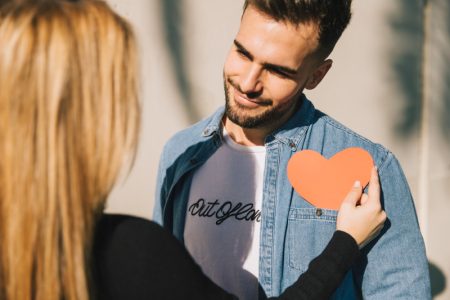 Zašto muškarci vole žene koje im ne pokazuju interesovanje odmah? Psihologija objašnjava moć neizvesnosti