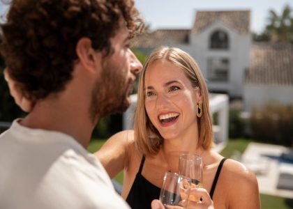 Smisao za humor menja doživljaj privlačnosti: Psiholozi otkrivaju zašto nas duhoviti ljudi osvajaju