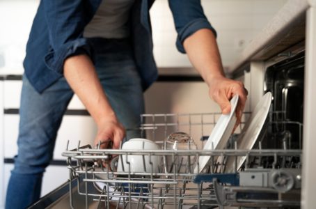 Mašina za sudove pere, ali čaše ostaju mutne? Nije uvek kriv deterdžent