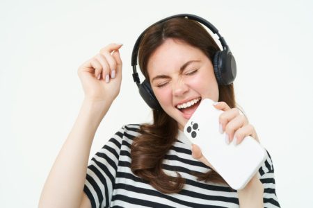 Zašto nas pevanje čini toliko srećnima? Svi uživaju kad puste glas, a za to postoji objašnjenje