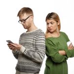 Stalno gledate koga partner prati i lajkuje? Evo kako "špijuniranje" na društvenim mrežama utiče na vezu