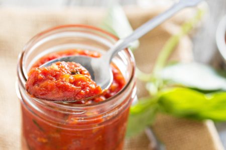 Domaći ajvar: Stari i provereni recept sa kojim nema greške