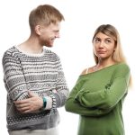 Partner se šali na vaš račun pred drugima? Psiholozi objašnjavaju kada humor počinje da narušava odnos