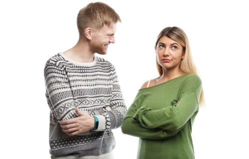 Partner se šali na vaš račun pred drugima? Psiholozi objašnjavaju kada humor počinje da narušava odnos