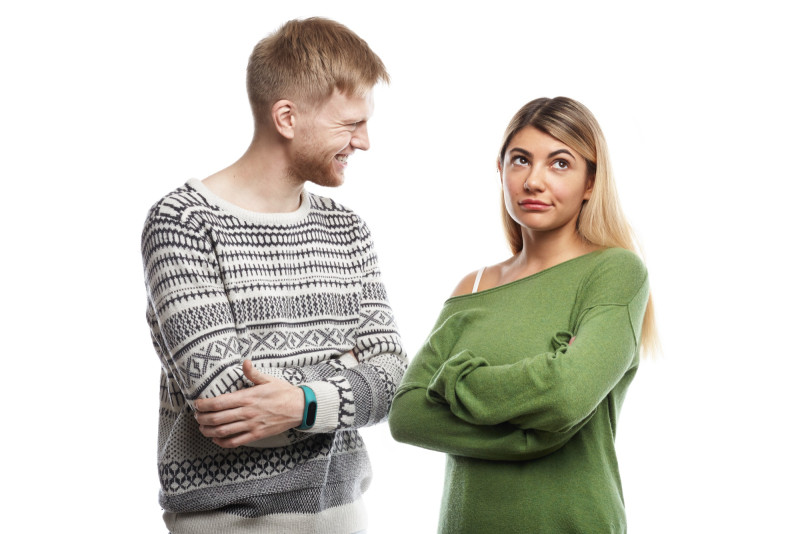 Partner se šali na vaš račun pred drugima? Psiholozi objašnjavaju kada humor počinje da narušava odnos