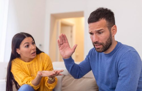 Vaš partner menja odluke čim se roditelji umešaju? Psiholozi objašnjavaju ovaj obrazac ponašanja