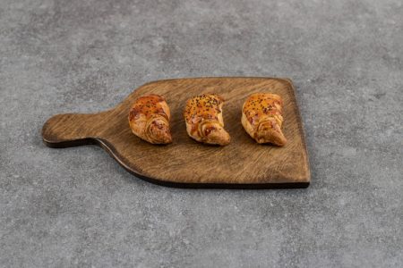 Domaće kiflice sa belim lukom: Mekano pecivo sa sirom, susamom i aromatičnim premazom
