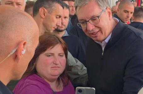 Predivni trenuci i druženja! Vučić podelio snimak sa građanima Srbije: Ponekad moram da budem i fotograf