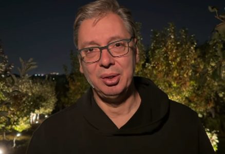 “Bezumni napadi na ljude moraju da prestanu”: Vučić se hitno oglasio nakon upada pristalica SL u Informer