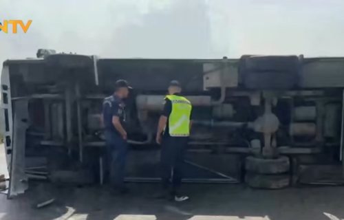 Prevrnuo se mini bus, povređeno 17 osoba: Dve nesreće u Antaliji zbog klizavog kolovoza