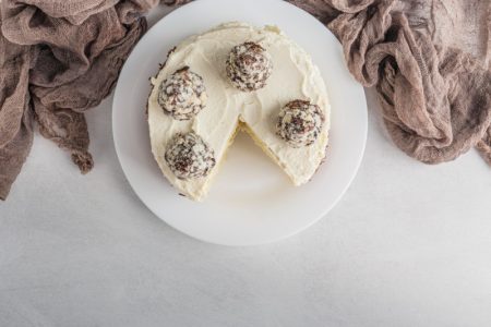 Torta bez mleka i jaja: Dva čokoladna fila i podloga sa pečenim lešnicima
