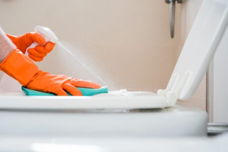Čistite WC šolju ovim sredstvima? Pet stvari koje mogu da naprave veliku štetu