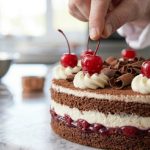 Čokoladna torta sa višnjama: Bogat krem i sočan biskvit u savršenom spoju