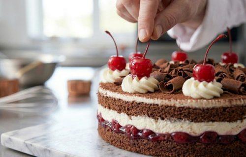 Čokoladna torta sa višnjama: Bogat krem i sočan biskvit u savršenom spoju