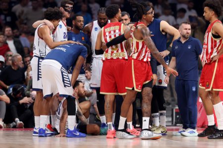 Šok za Efes usred meča sa Zvezdom: Majk Džejms završio na nosilima (VIDEO)