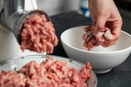 Mašina za mlevenje mesa ponovo osvaja kuhinje: Evo šta dobijate kada je koristite kod kuće