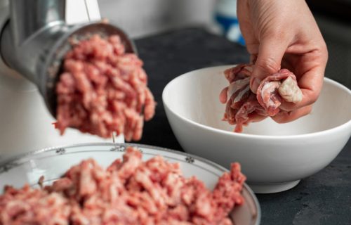 Mašina za mlevenje mesa ponovo osvaja kuhinje: Evo šta dobijate kada je koristite kod kuće