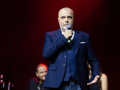 Nikola Kojo i bend Girls,boys&toys: Muzička predstava “Kako sam prestao da pevam pod tušem”