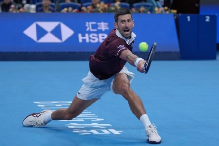 Ostaje nepobediv: Novak u finalu Pekinga, Medvedev diskvalifikovan