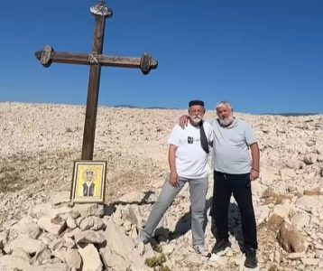Obnovili krst na ostrvu Pag u znak sećanja na žrtve ustaških logora, mole za donacije