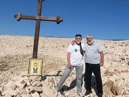 Obnovili krst na ostrvu Pag u znak sećanja na žrtve ustaških logora, mole za donacije