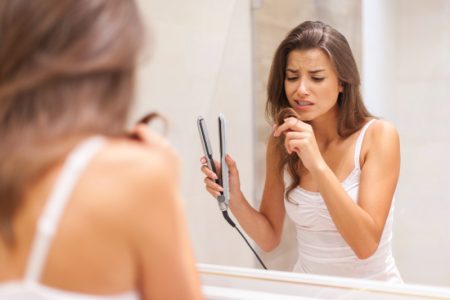 Tri greške pri uvijanju kose mogu da unište lokne: Frizer otkriva kako da one budu sjajne i negovane
