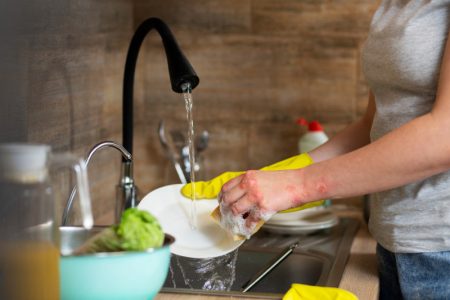 Sunđer za sudove ima dve strane: Evo koja zaista uklanja masnoću