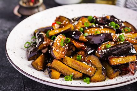 Salata od grilovanog patlidžana, sa fetom i orasima: Jelo koje osvaja spojem ukusa