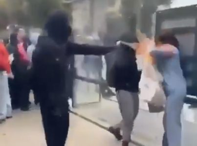 Gore škole, linčuju policajce na ulici: Francuska na ivici rata, maloletnici seju strah (VIDEO)