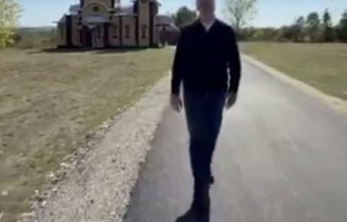 "On ne vozi bicikl, on ide sigurnim koracima": Reči meštanina Ivankovca o Vučiću grme mrežama (VIDEO)