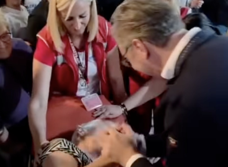 Emotivan trenutak u Palanci: Vučić prišao ženi kojoj je pozlilo, ona ga poljubila (VIDEO)