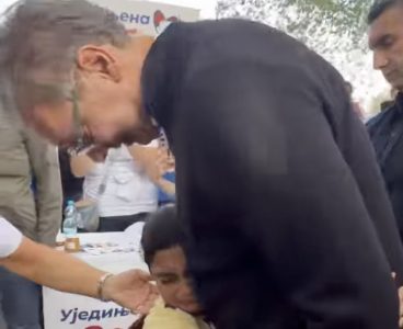 Dečak kroz suze prišao Vučiću u Vrbasu: “Hvala vam što pravite puteve i što pomažete sirotinji”