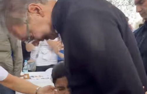 Dečak kroz suze prišao Vučiću u Vrbasu: "Hvala vam što pravite puteve i što pomažete sirotinji"