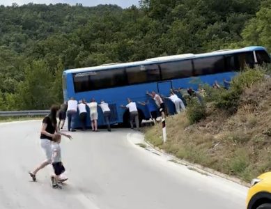 Ludi snimak iz Srbije kruži mrežama: Usred krivine stao autobus, reakcija putnika zapalila internet