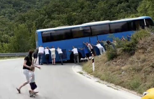 Ludi snimak iz Srbije kruži mrežama: Usred krivine stao autobus, reakcija putnika zapalila internet